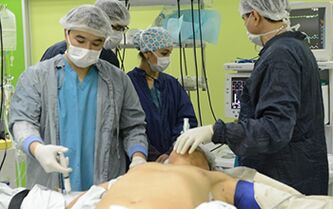 Chirurgové provádějící operaci ke zvětšení penisu muže