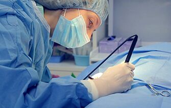 Chirurg provádějící operaci ke zvýšení falus muže