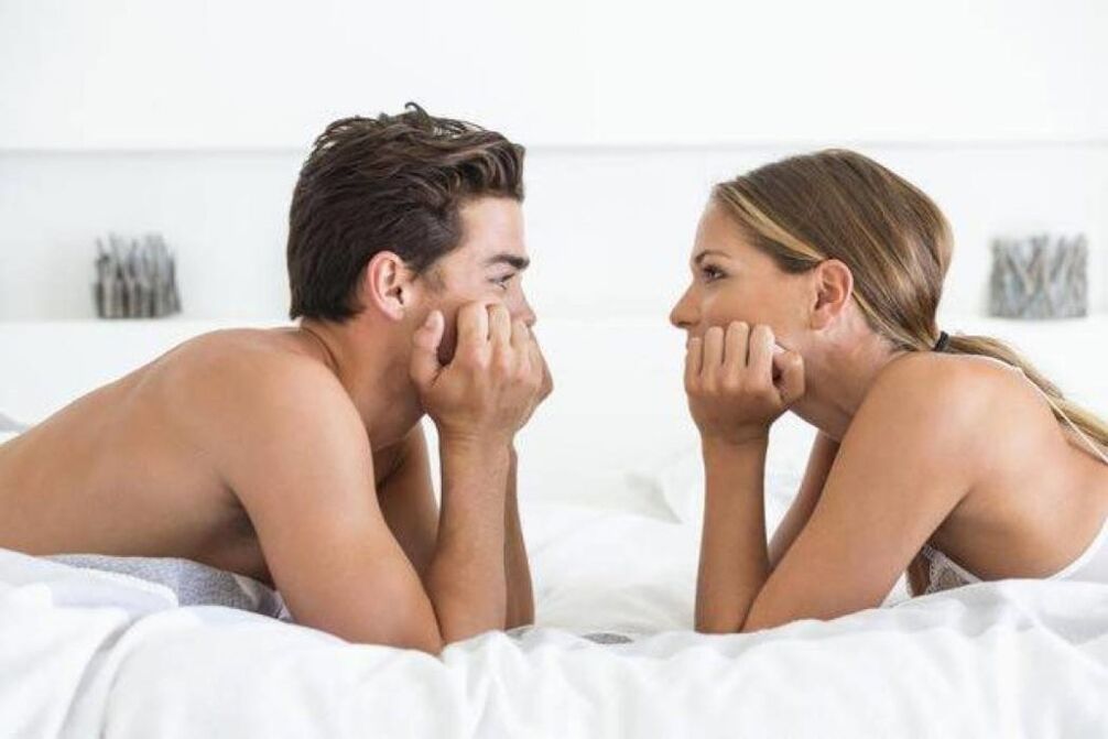 žena v posteli s mužem s rozšířeným penisem
