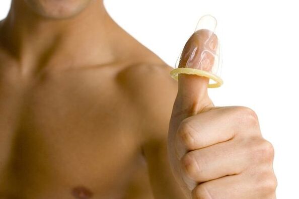 kondom na prstu symbolizuje zvětšení penisu teenagera