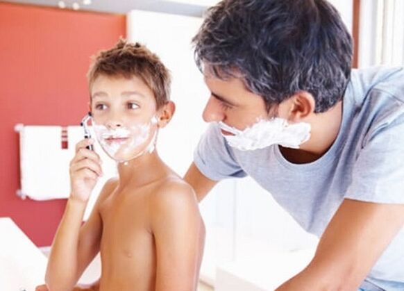 otec učí dítě holit a zvětšovat penis