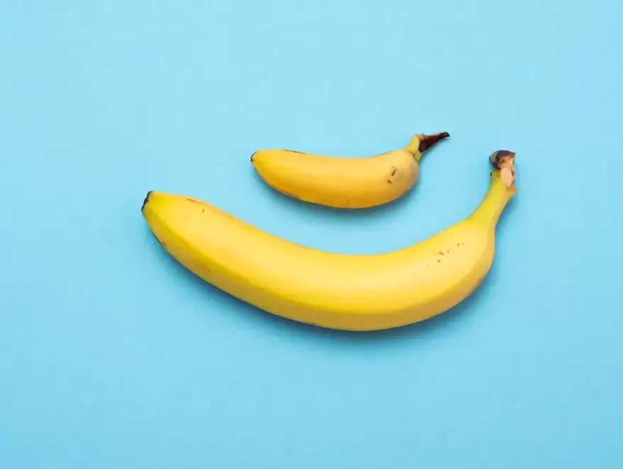 malý a zvětšený penis s okázalostí na příkladu banánů